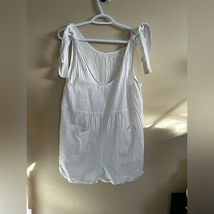 CUPSHE White Sleeveless Romper with Pockets